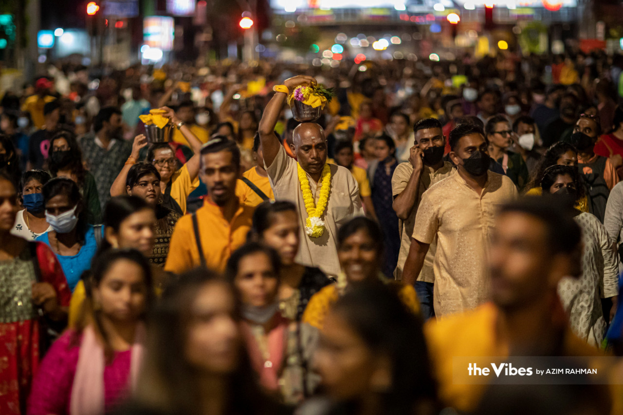 Rombongan mengiringi pergerakan pedati mula meninggalkan Kuil Sri Maha Mariamman menuju ke Kuil Subramaniam, Batu Caves sejak malam tadi. - Gambar oleh Azim Rahman
