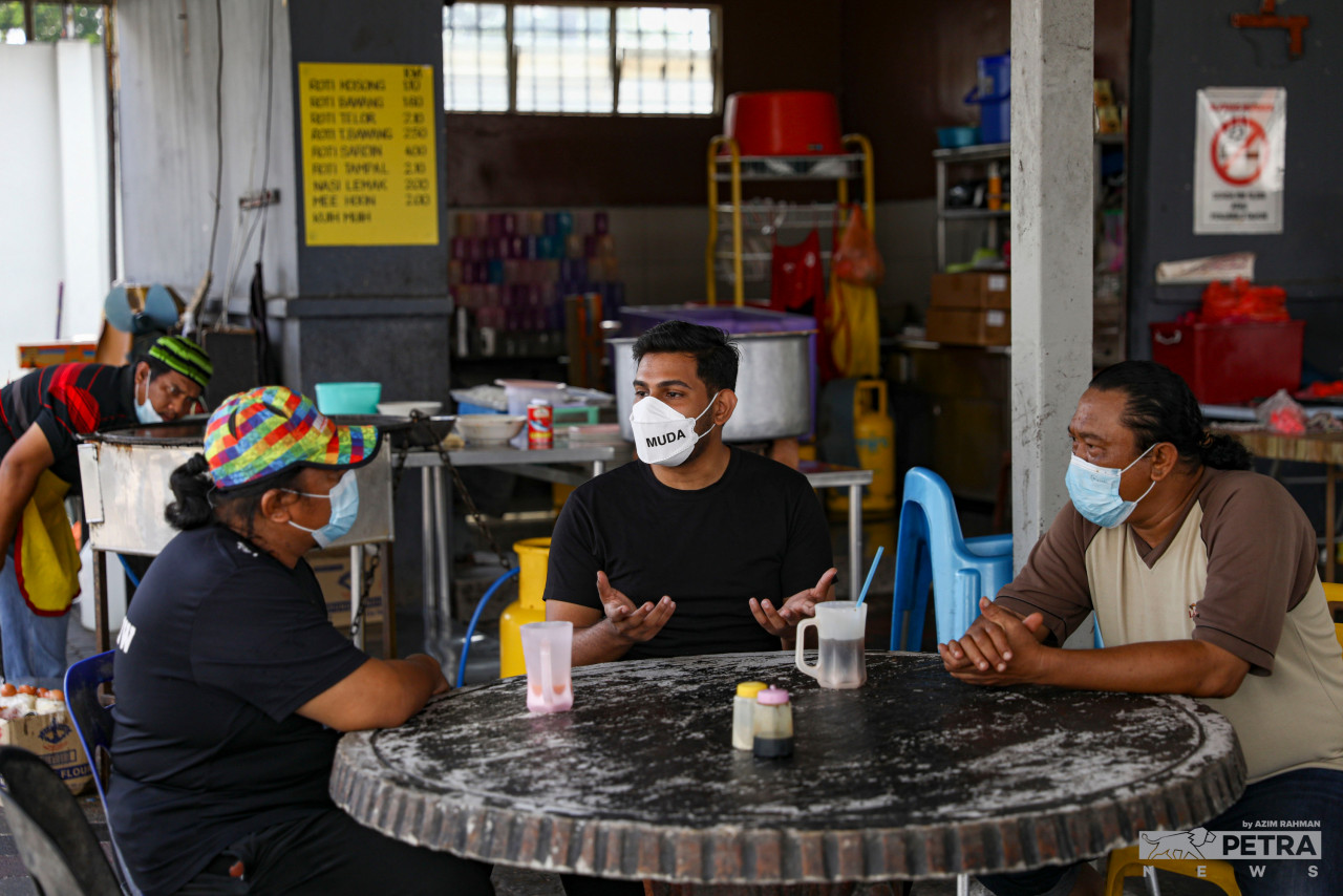 Rasid (tengah) berbual dengan pengundi di kawasan DUN Larkin. - Gambar Azim Abd Rahman
