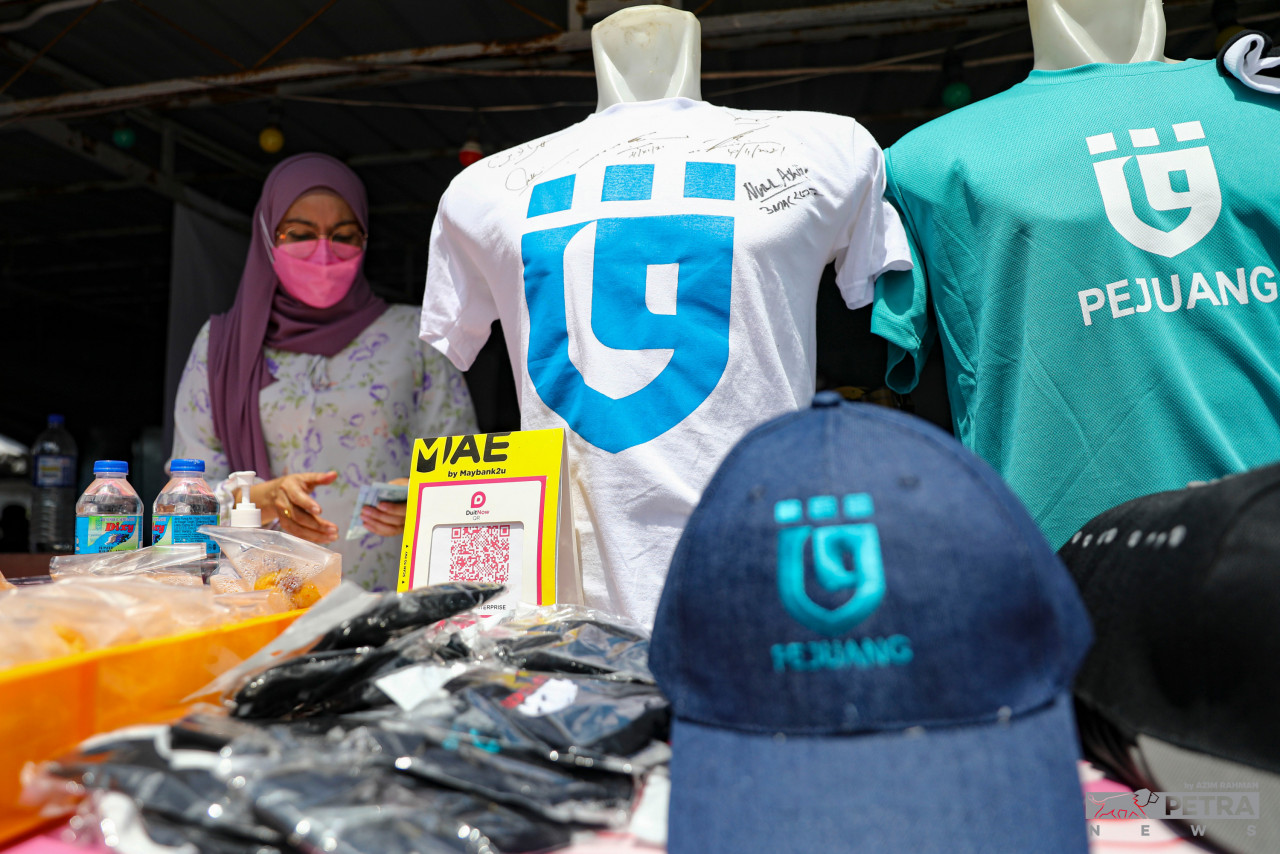 Kemeja-t parti PEJUANG yang boleh diperolehi di kawasan kempen parti PEJUANG, pada PRN Johor. - Gambar Azim Abd Rahman
