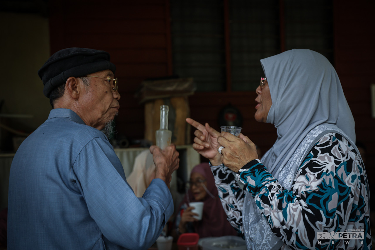 Cara untuk kekal sihat adalah dengan mengambil makanan dalam kuantiti yang sedikit iaitu menghadkan satu atau dua item sahaja daripada jenis yang sama. - Gambar fail