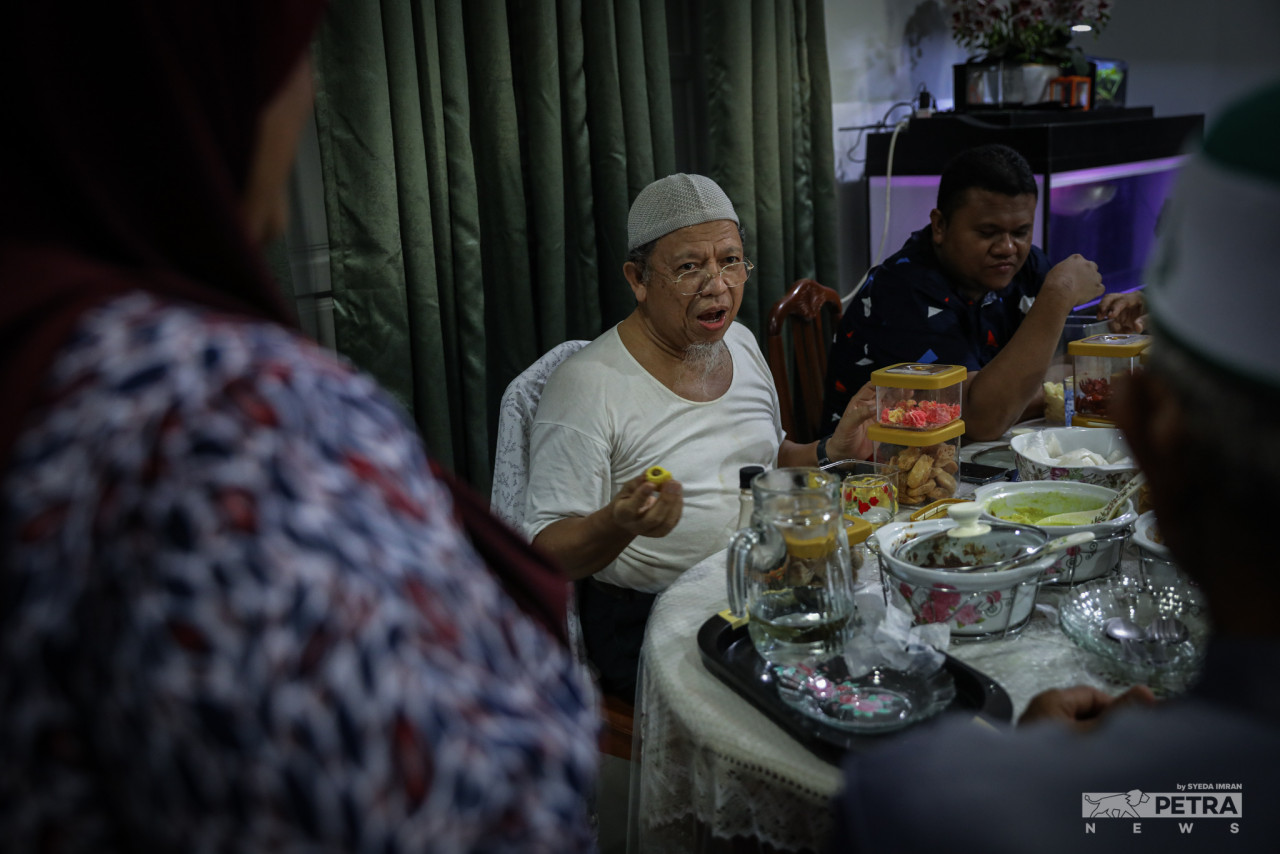 Dr Lim menasihatkan orang ramai supaya mengawal jumlah makanan dengan mengambil jumlah yang kecil bagi setiap sajian dan makan perlahan-lahan.