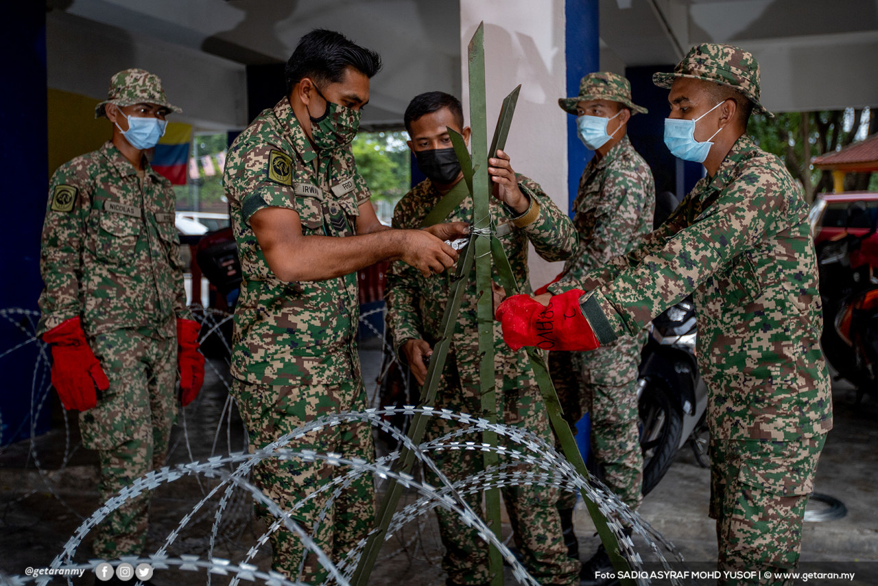 Anggota tentera memasang kawad duri di beberapa bahagian di PPR Kampung Air Panas susulan pelaksanaan PKPD mulai hari ini hingga 16 Julai ini.
