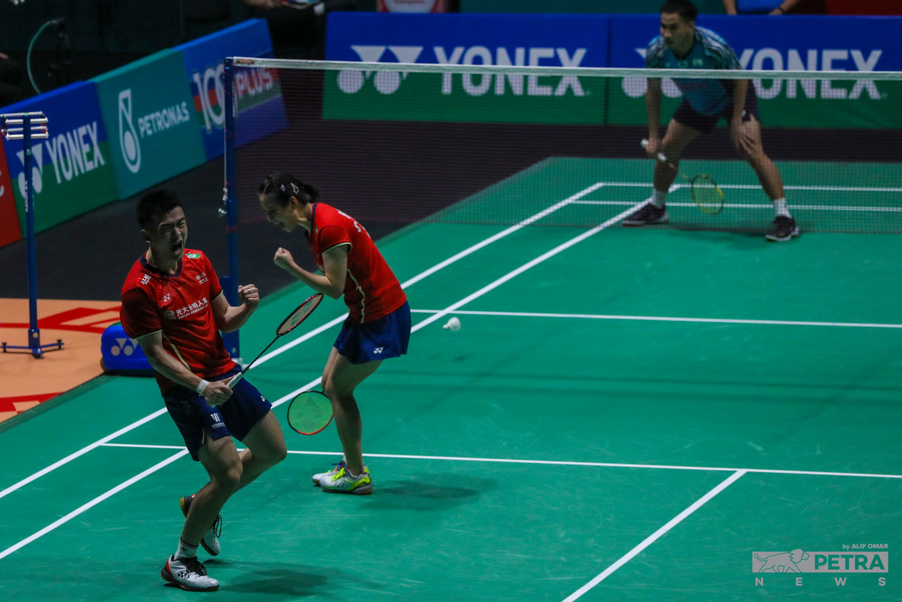  Zheng Si Wei-Huang Ya Qiong dari China mencipta hatrick juara Terbuka Malaysia selepas mengalahkan pilihan utama Dechapol Puaranukroh-Sapsiree Taerattanachai dari Thailand - Gambar oleh Alif Omar