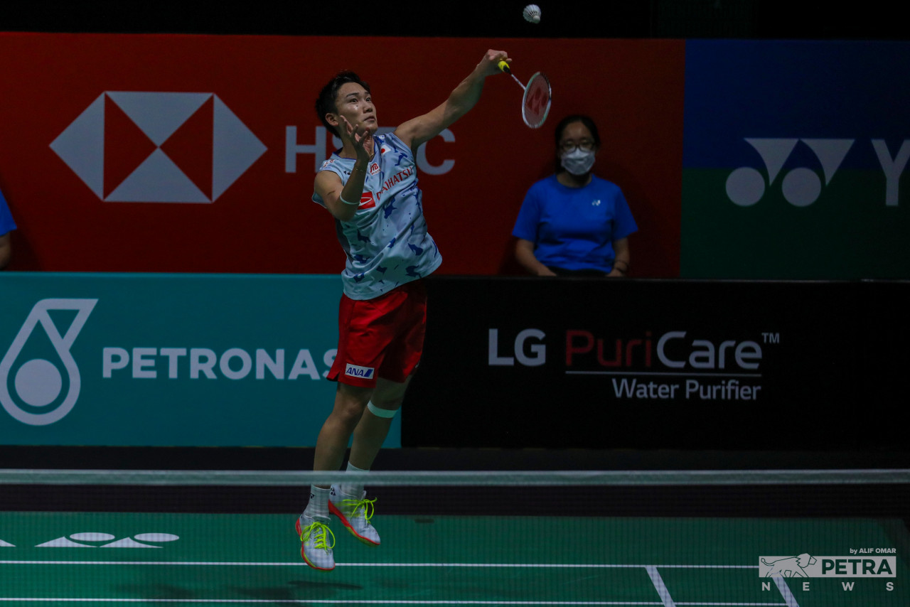Momota jelas tiada tandingan kepada aksi cemerlang oleh Axelsen hari ini - Gambar oleh Alif Omar