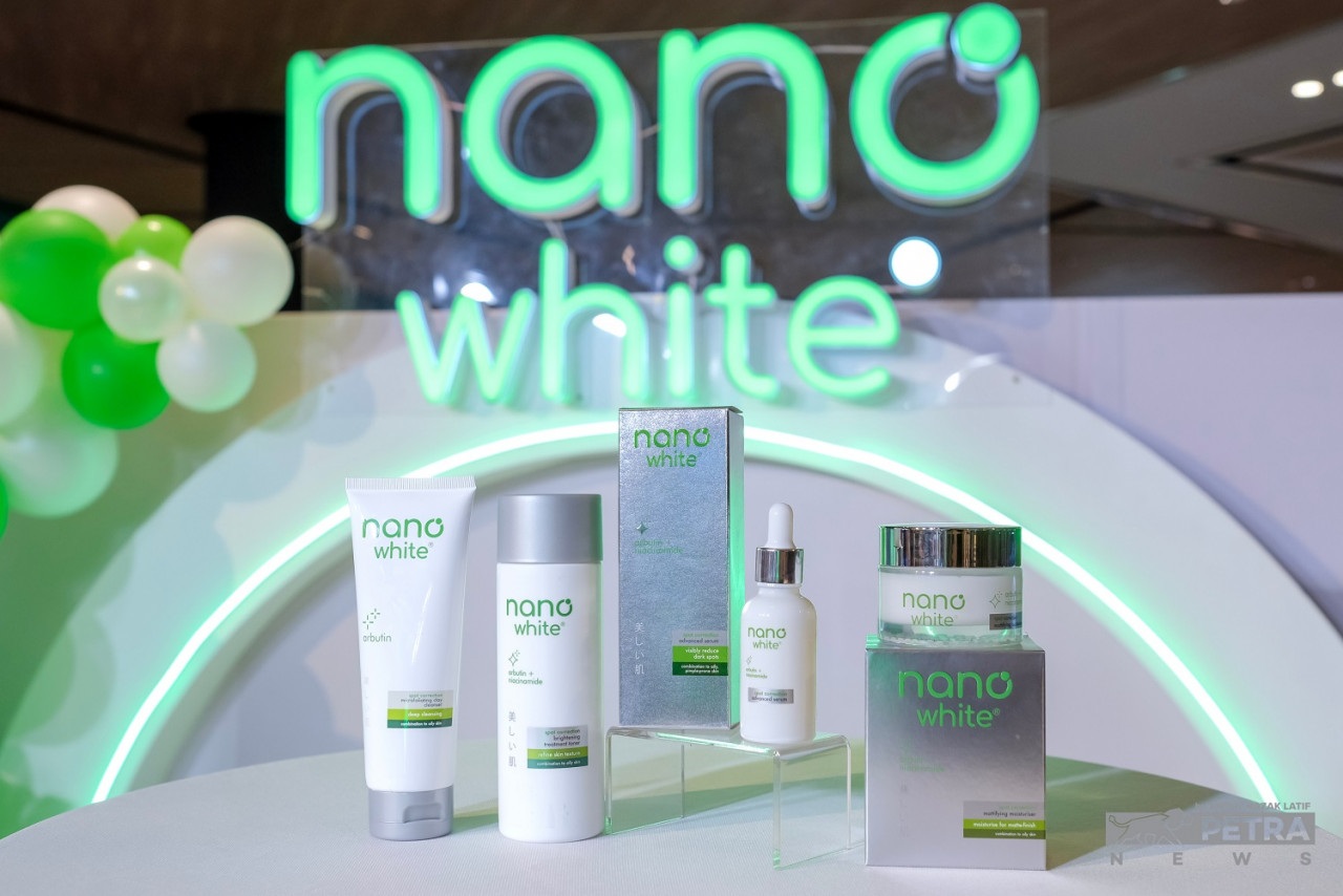 Nanowhite Spot Correction Advanced Serum mempunyai tekstur yang sangat ringan dan mudah menyerap ke dalam kulit menjadikannya menjadikannya sangat sesuai untuk kegunaan harian