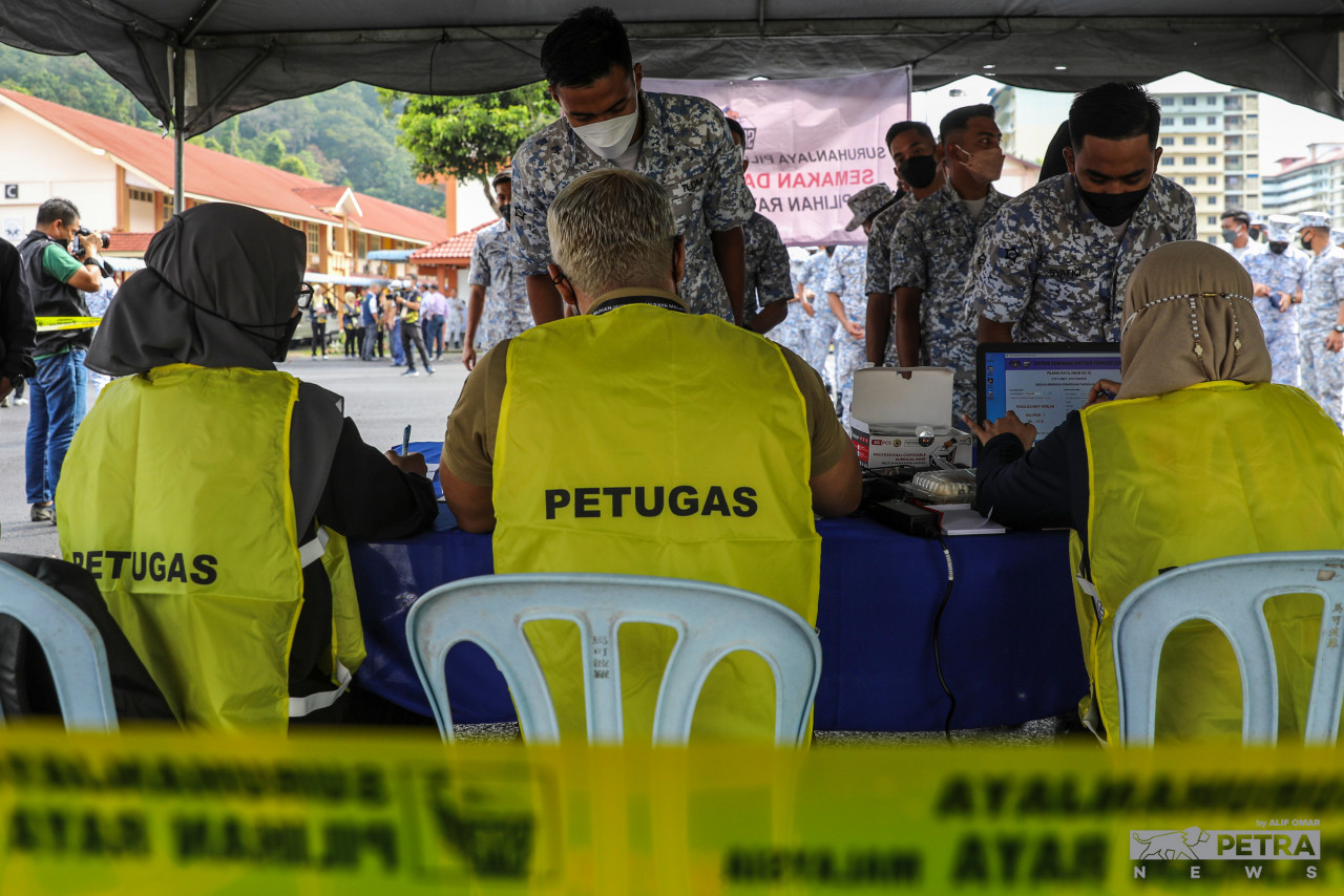 Anggota Tentera Laut Diraja Malaysia (TLDM) melaksanakan tanggungjawab di SMK Pangkalan TLDM Lumut. 