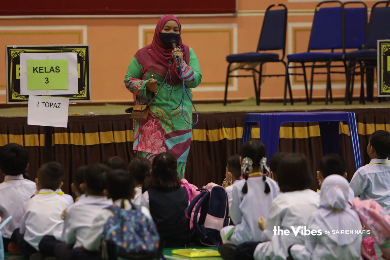  Cikgu Yuziha Mohamad Yusof memberi taklimat ketika sesi pembukaan sekolah di Seksyen 9 Shah Alam. 