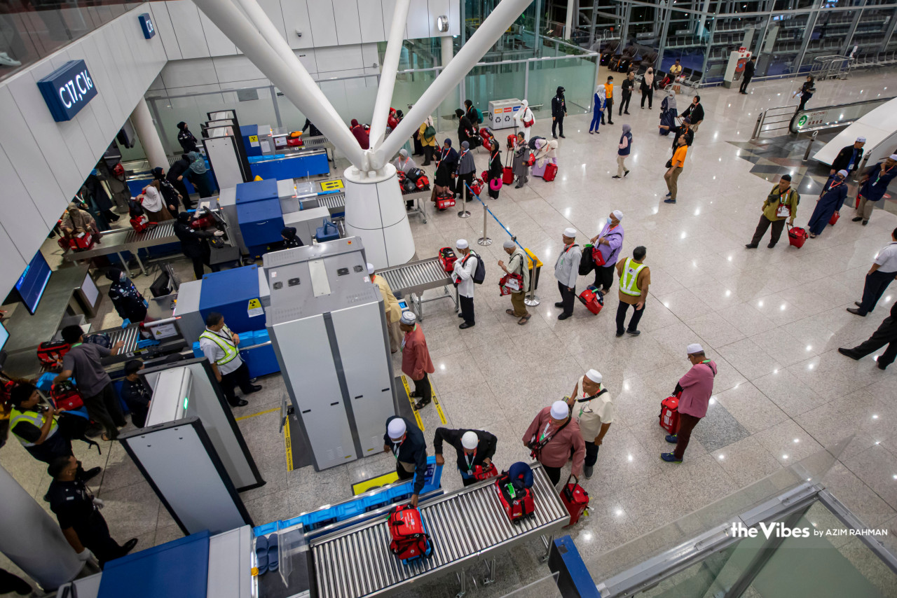 Suasana sekitar urusan pemeriksaan bagasi kumpulan pertama jemaah haji awal pagi tadi di KLIA.