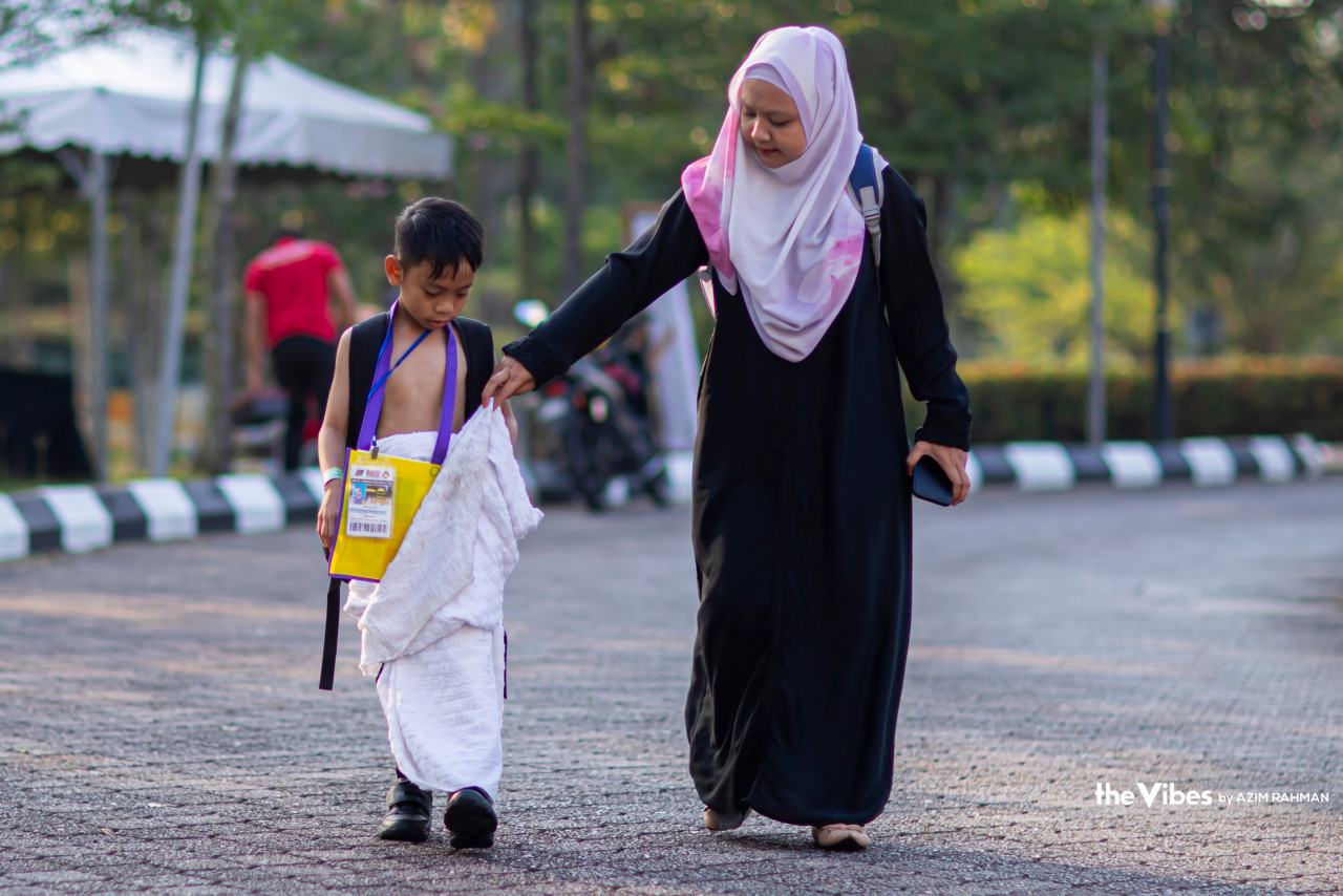 Seorang kanak-kanak ditemani ibunya pada Program Simulasi Haji Cilik anjuran Persatuan Tadika Islam Malaysia (PERTIM), baru-baru ini.