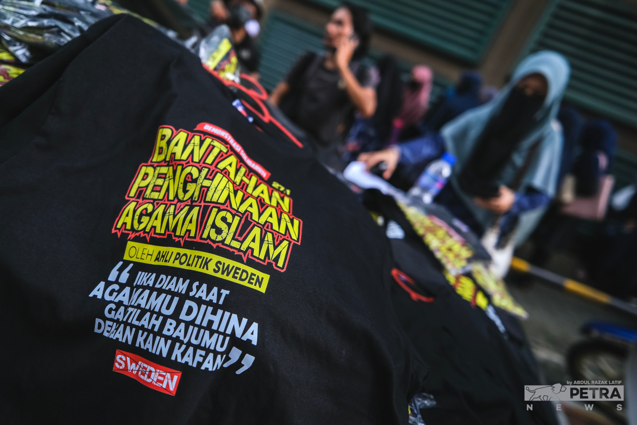 Kemeja-t turut dijual pada demonstrasi hari ini.