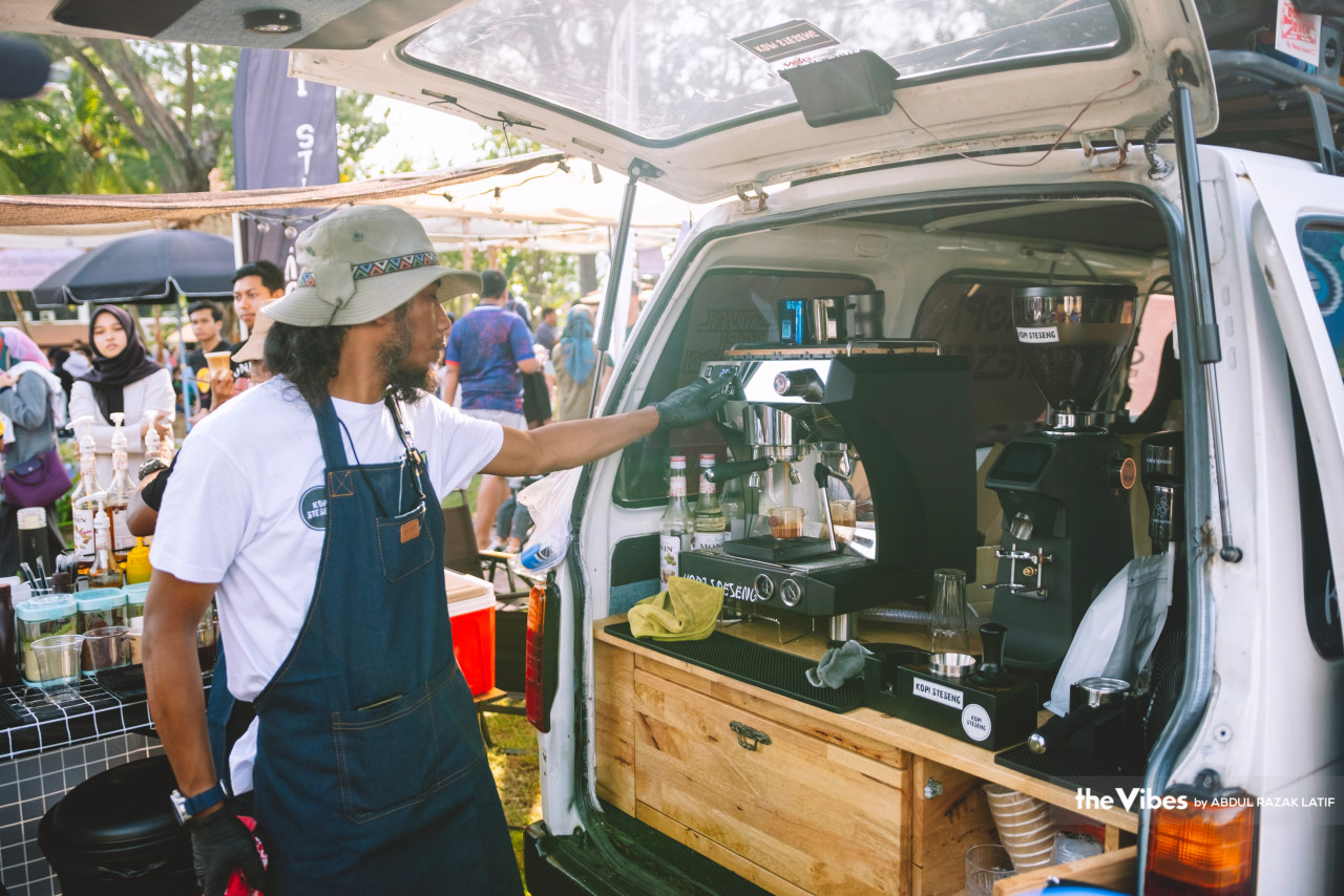 Seorang barista sibuk menyiapkan pesanan pelanggan pada Festival Kopi Kemaman di Resort World Kijal, Kemaman, Terengganu