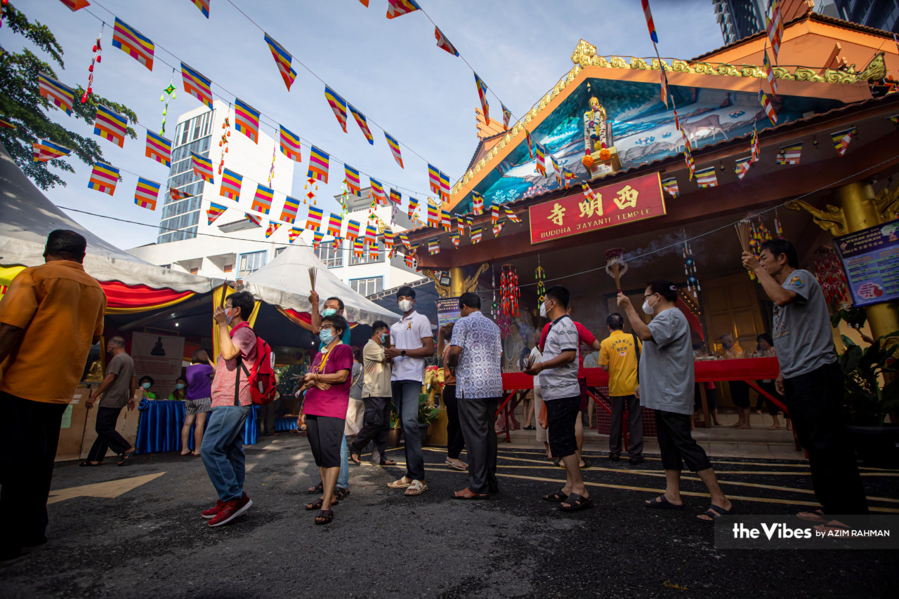 Tokong Buddha Jayanti di Pudu menjadi tumpuan penganut agama Buddha sejak awal pagi tadi.