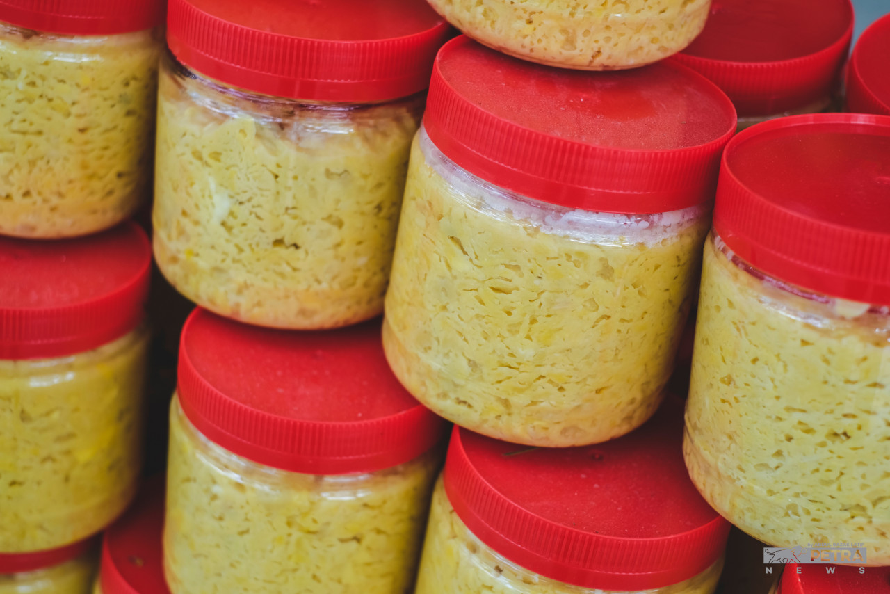 Durian-durian yang semakin masak akan dikeluarkan isinya untuk dijadikan tempoyak yang merupakan rencah makanan terkenal di Pahang dan Perak. - Gambar oleh Abd Razak Latif
