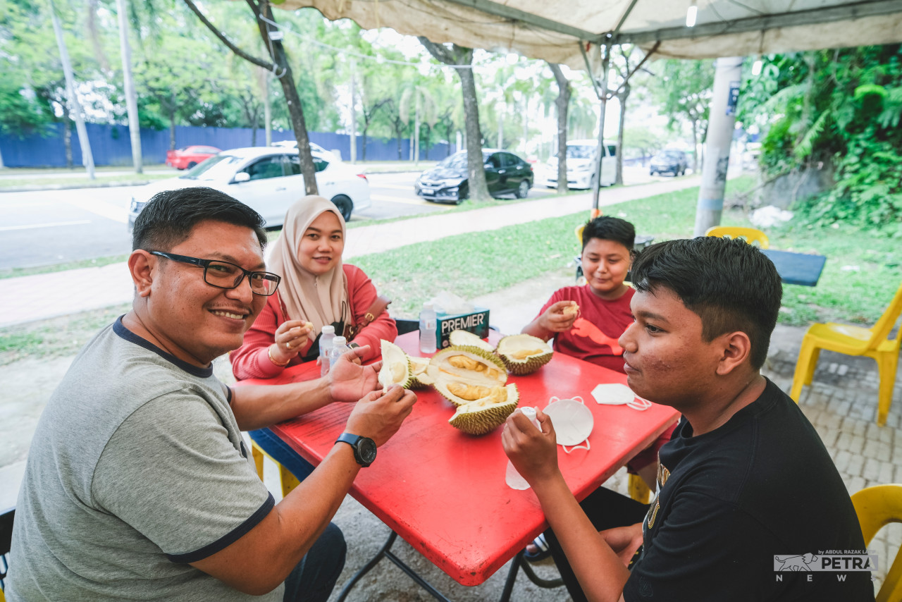‘Warung’ durian wujud bak cendawan tumbuh selepas hujan jika tiba musim untuk memudahkan peminat menikmatinya. - Gambar oleh Abd Razak Latif