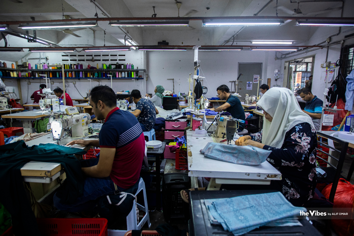 Kakitangan Omar Ali Taylor di Kampung Baru ini mengejar masa untuk menyiapkan tempahan baju pelanggan.