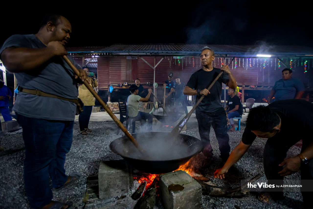 Penduduk di Kampung Jenjarom ini bekerjasama mengacau dodol, iaitu satu aktiviti yang sering dilakukan menjelang hari raya.