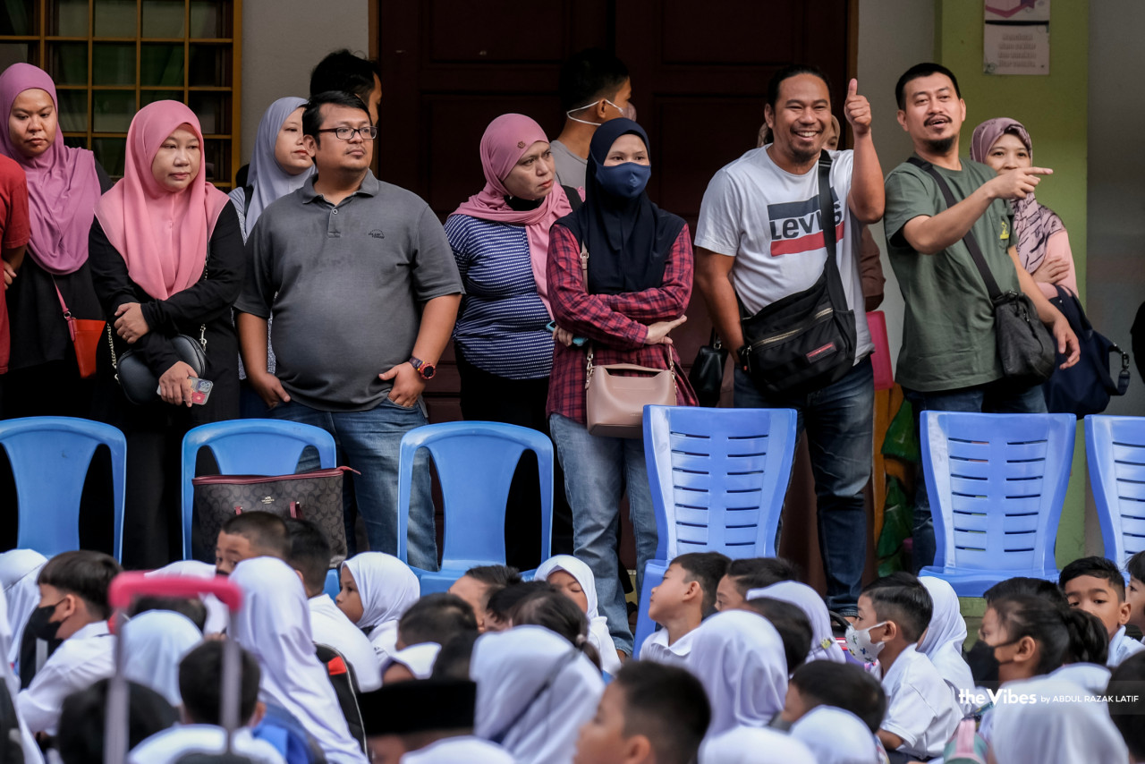 Sebahagian ibu bapa yang menghantar anak-anak mereka untuk mengikuti pengajian pada hari pertama persekolahan.