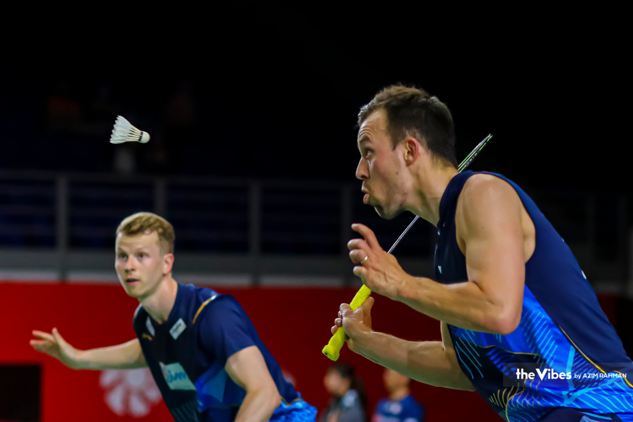 Beregu lelaki Denmark, Kim Astrup-Anders Skaarup Rasmussen membalas pukulan dari beregu Malaysia, Man Wei Chong dan Kai Wun Tee ketika pusingan 32 pada Malaysia Masters 2023.