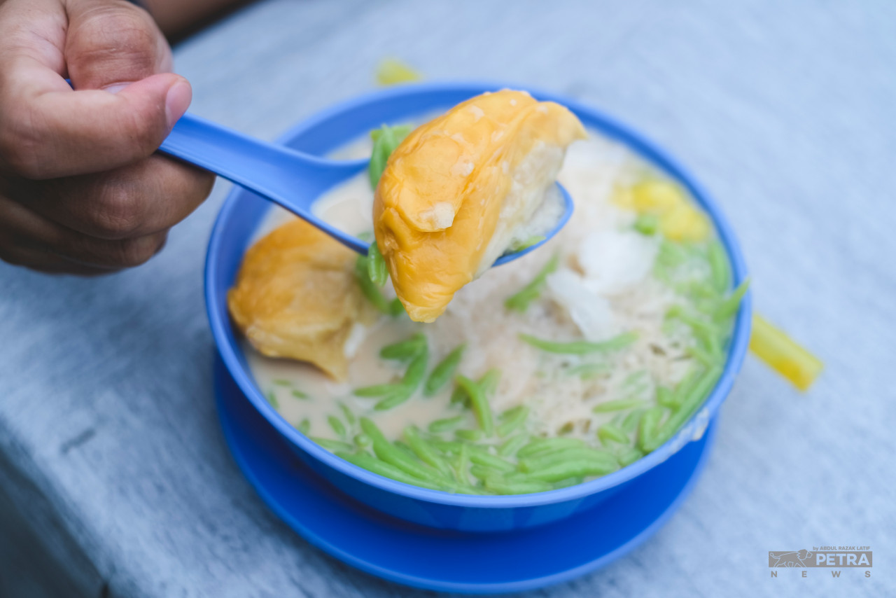 Cendol durian menjadi antara hidangan wajib ketika musim durian sehingga ada penjual turut menyediakan cendol durian Musang King dengan harga bermula dari RM20 semangkuk. - Gambar oleh Abd Razak Latif
