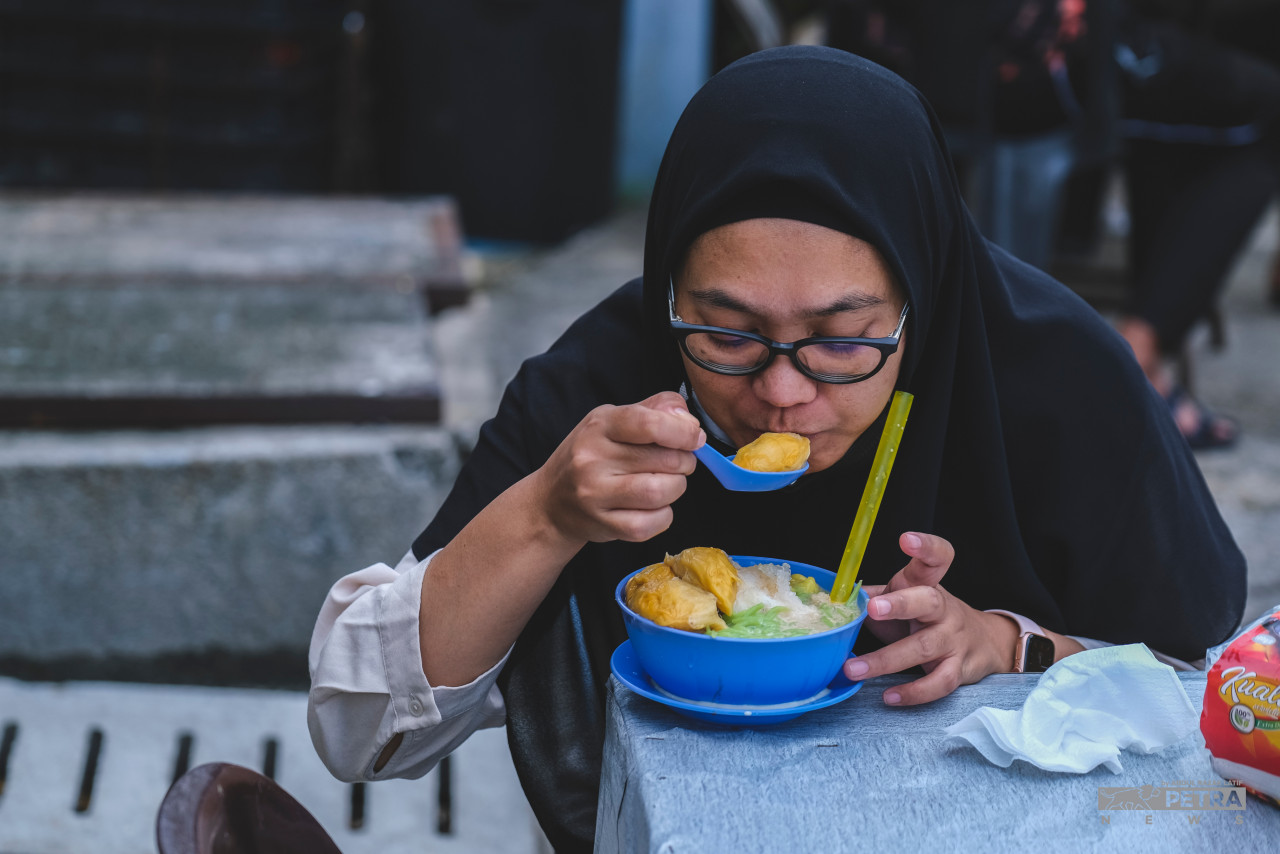 Durian yang dikatakan panas pasti akan sejuk bila dimakan bersama cendol. - Gambar oleh Abd Razak Latif