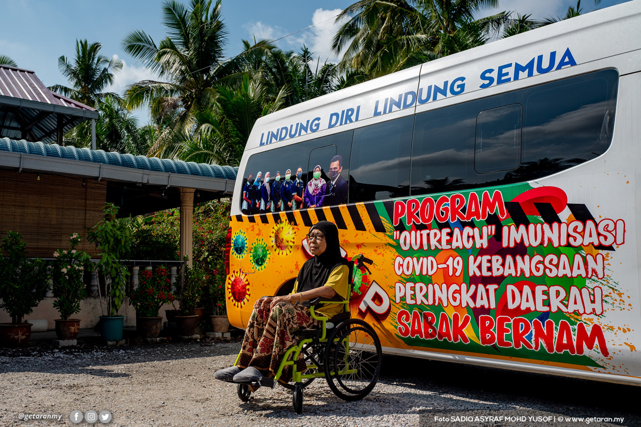 Seorang warga emas menunggu giliran untuk mendapatkan vaksin.