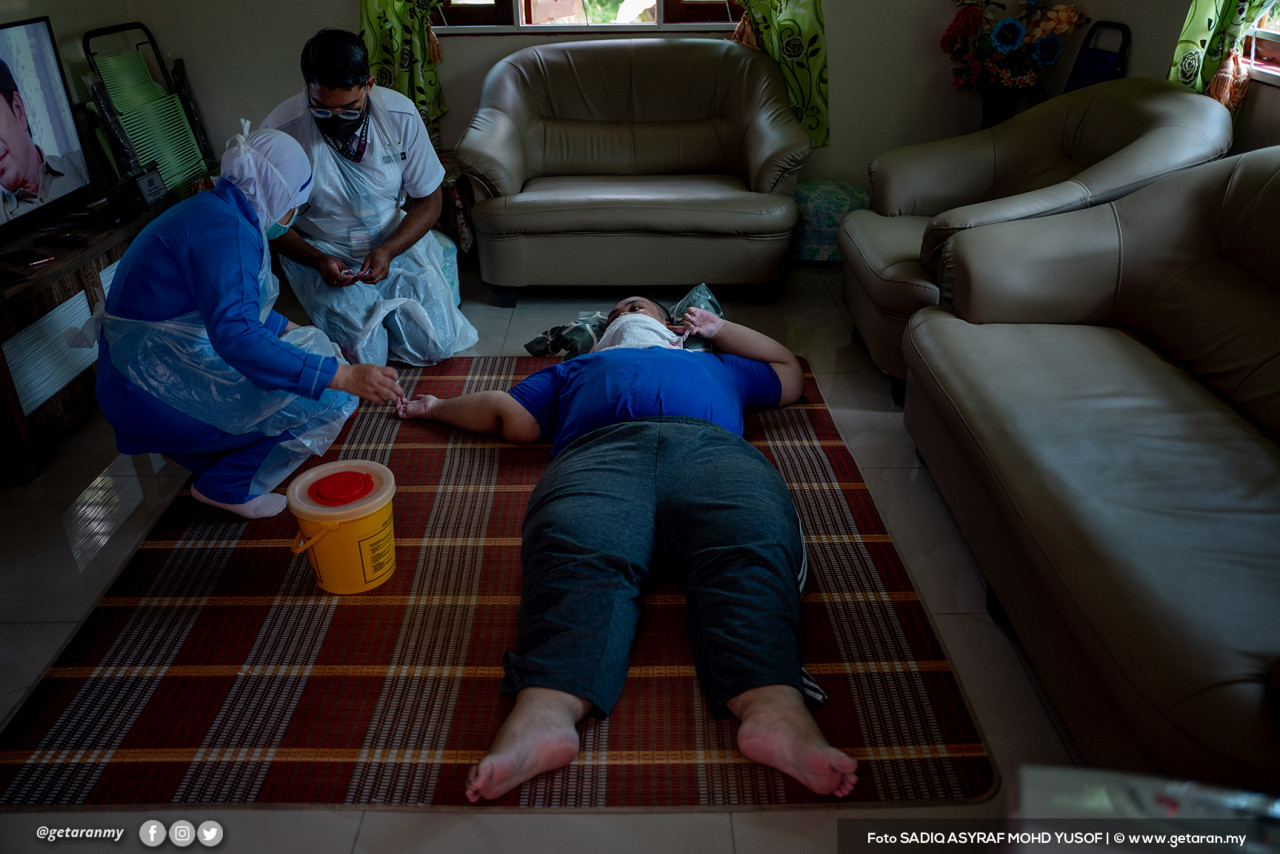Petugas kesihatan menjalankan proses vaksinasi dari rumah ke rumah bagi penduduk menerusi Program 'Outreach' Imunisasi COVID-19 Kebangsaan Peringkat Daerah Sabak Bernam.