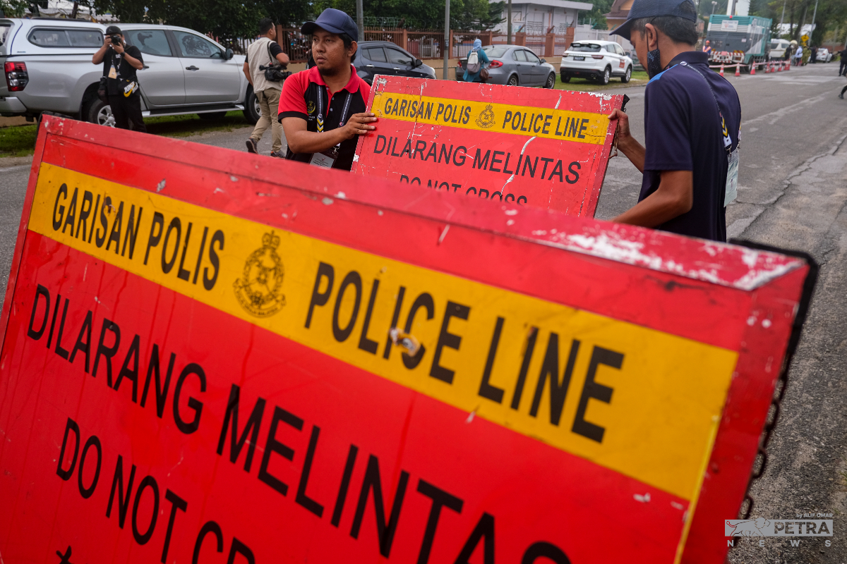 Petugas SPR mengadakan sekatan jalan di Pusat Penamaan Calon untuk Parlimen Tambun. - Gambar oleh Alif Omar