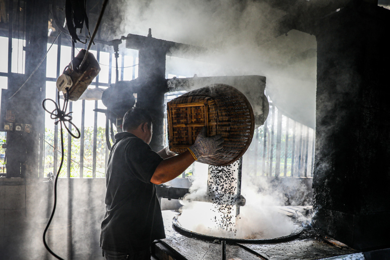 Memanggang kopi cara tradisional yang masih diamalkan Kilang Kopi Chuan Hoe. - Gambar oleh Syeda Imran