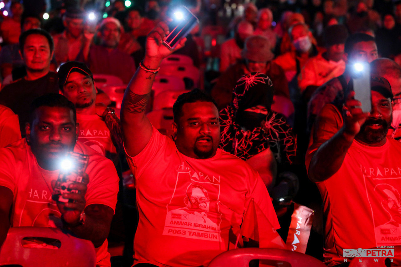 Sebahagian penyokong yang hadir pada Konsert Santai Bersama Anwar Ibrahim di Meow Garden Ipoh - Gambar oleh Alif Omar