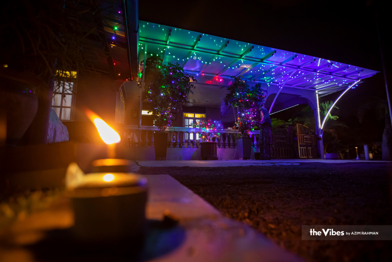 Rumah ini dihiasi dengan pelita dan lampu sekali gus memeriahkan lagi sambutan Aidilfitri.
