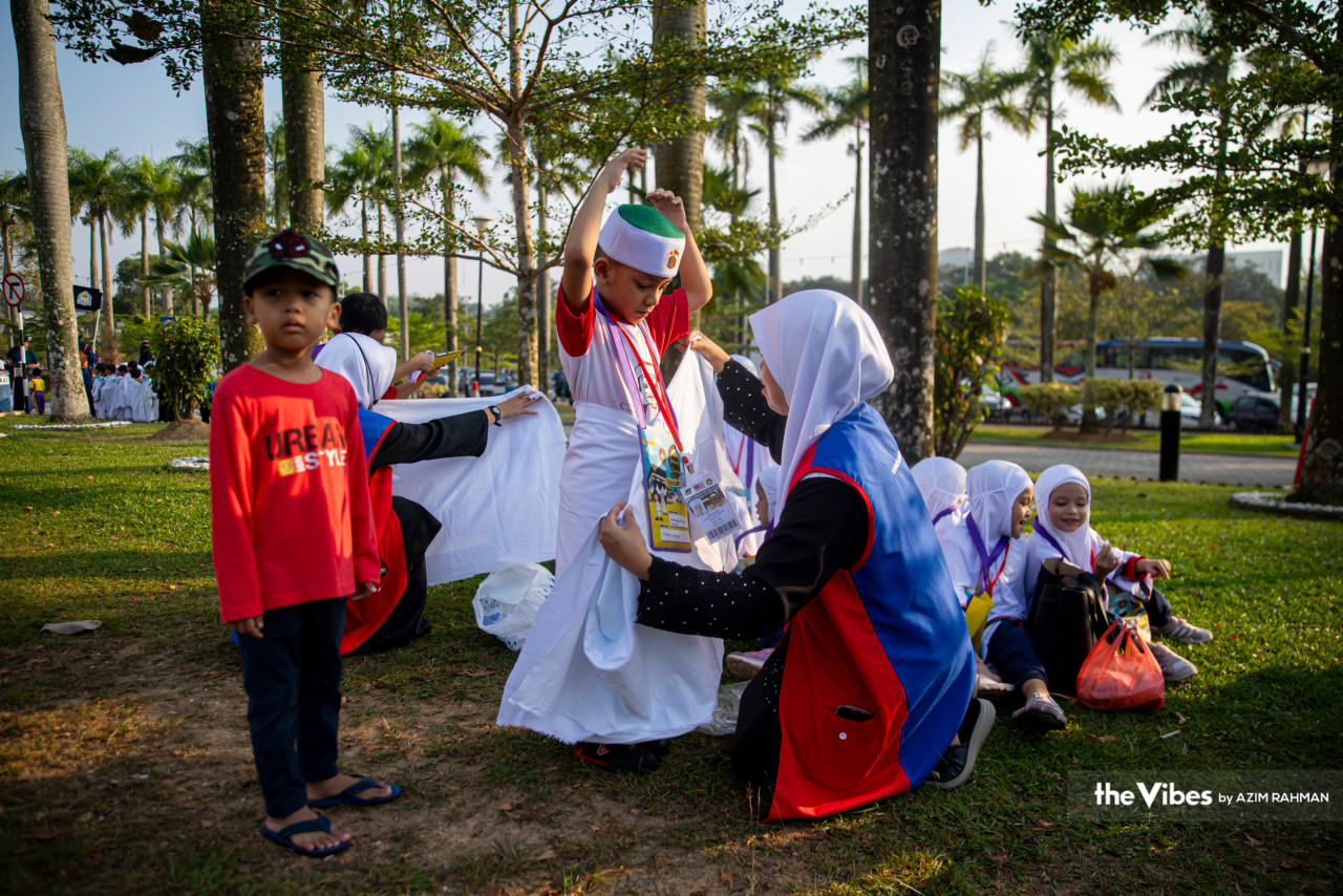 Meskipun program dibuat dalam skala kecil, namun kanak-kanak itu disediakan dengan persediaan lengkap termasuk replika Kaabah dan pakaian ihram.