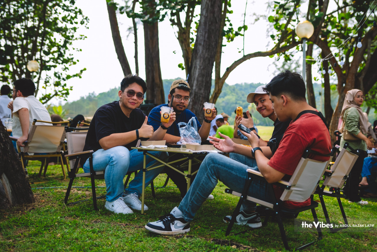 Meriah… Orang ramai tidak melepaskan mencuba pelbagai jenis dan cara penyediaan kopi pada Festival Kopi Kemaman di Resort World Kijal, Kemaman, Terengganu
