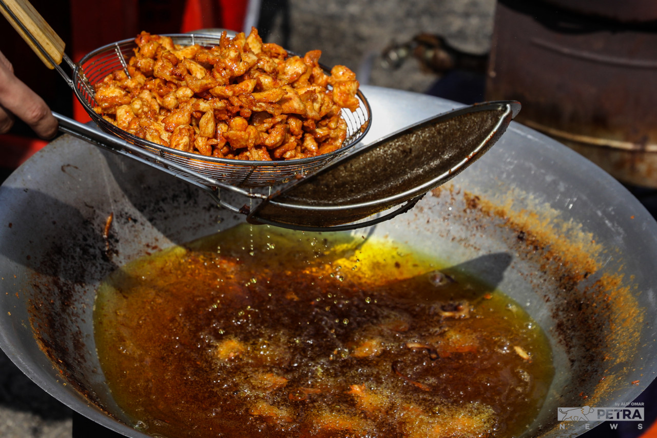 Ayam goreng kunyit turut mendapat perhatian di Bazar Ramadan Putrajaya.