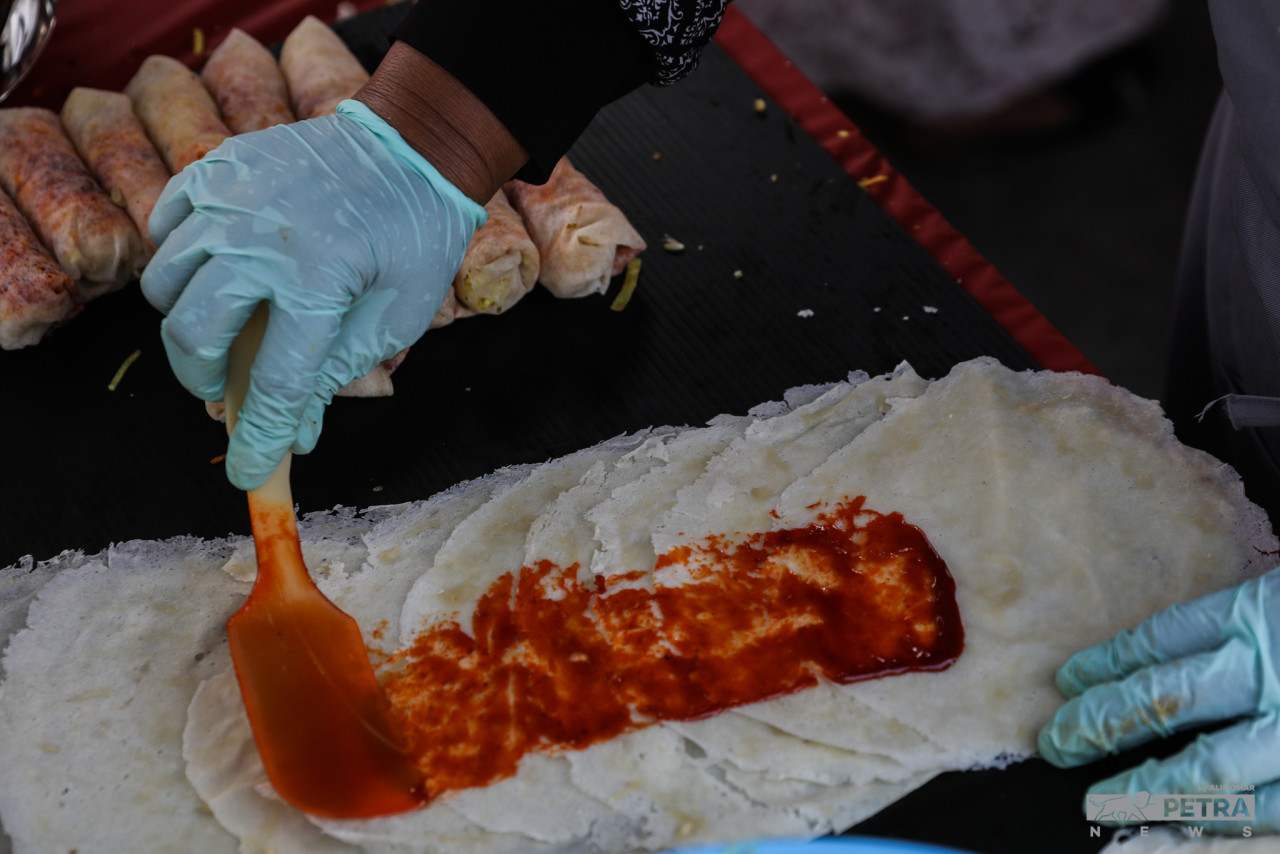 Popia basah antara juadah yang akan dicari oleh orang ramai pada bulan puasa.