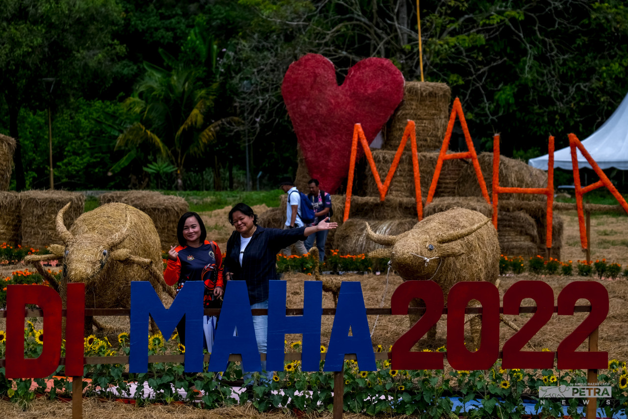 Pengunjung tidak melepaskan peluang untuk merakamkan gambar pada MAHA 2022, yang bakal menutup tirai 14 Ogos ini. - Gambar oleh Abdul Razak Latif