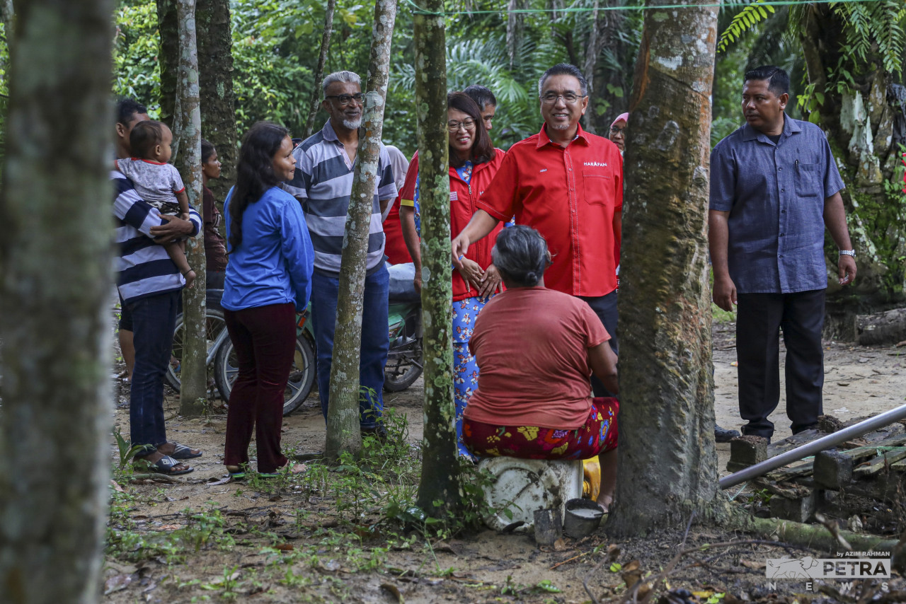 Adly beramah mesra dengan penduduk di Perkampungan Orang Asli Tebong Station.