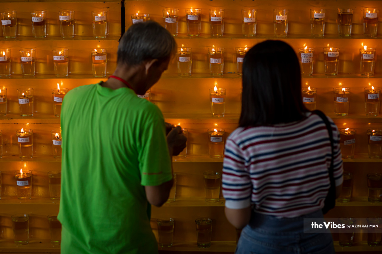 Kebiasaannya Hari Wesak adalah satu masa apabila penganut agama Buddha akan berhimpun di kuil untuk mengambil bahagian dalam upacara sembahyang.