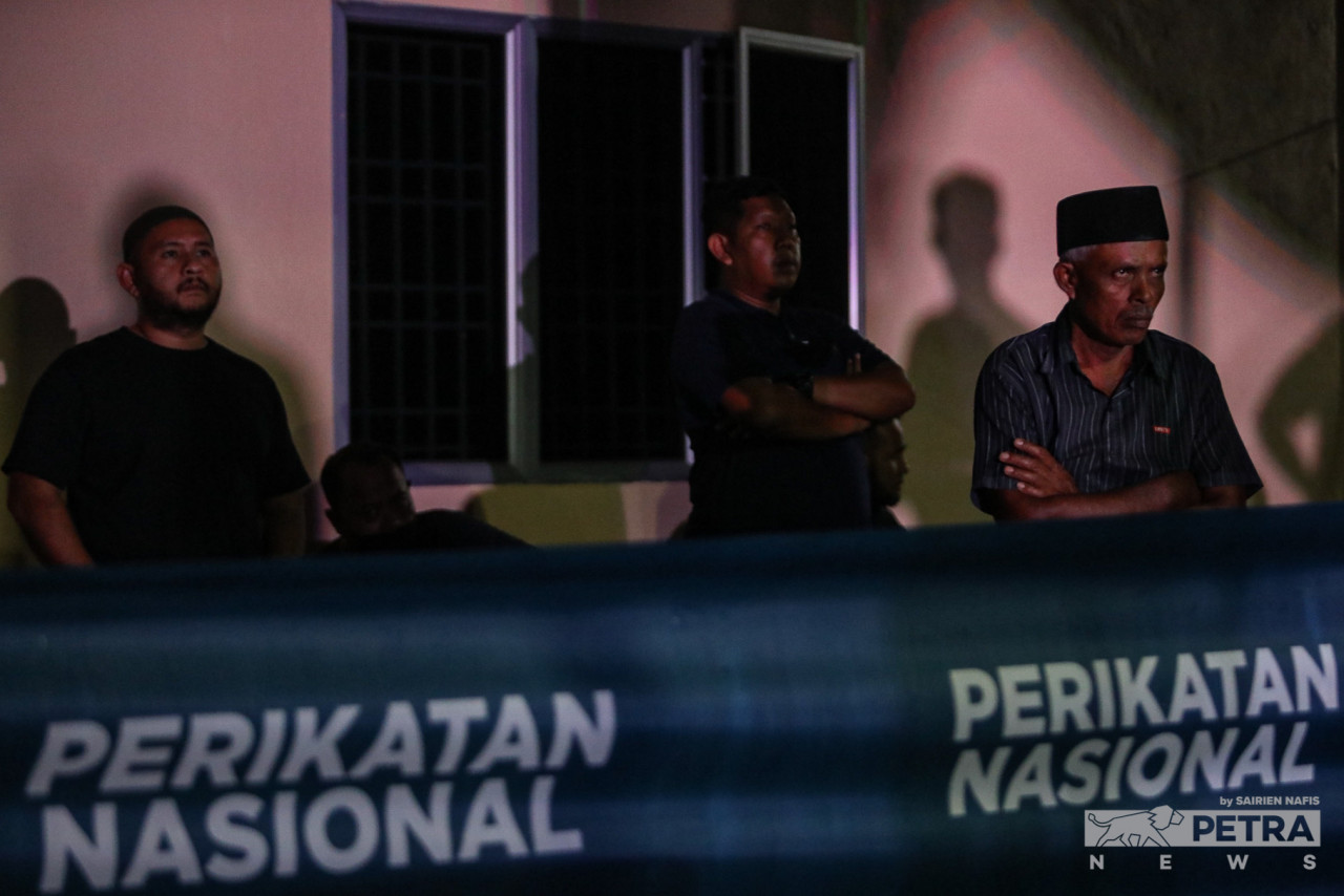 Beberapa penyokong PN mendengar dengan penuh khusyuk ceramah calon PN di Kampung Kanchong Darat. - Gambar oleh Sairien Nafis