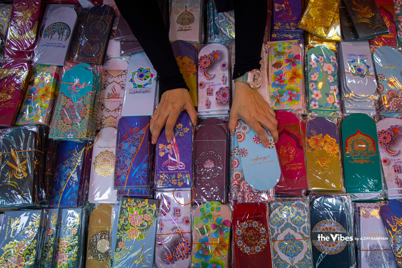 Pelbagai jenis sampul hari raya dijual di Jalan TAR, Kuala Lumpur.