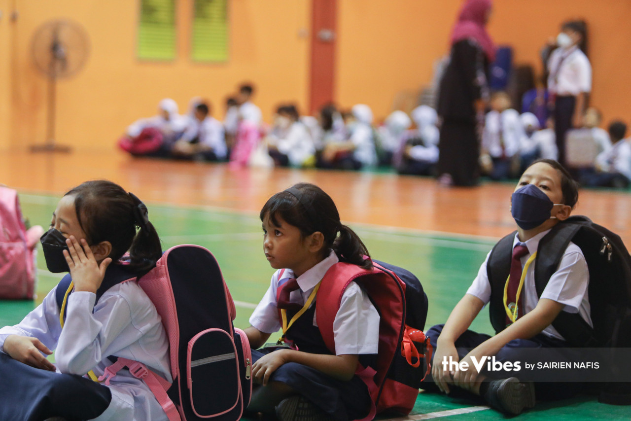 Sebahagian pelajar memakai pelitup muka ketika hadir ke sekolah.