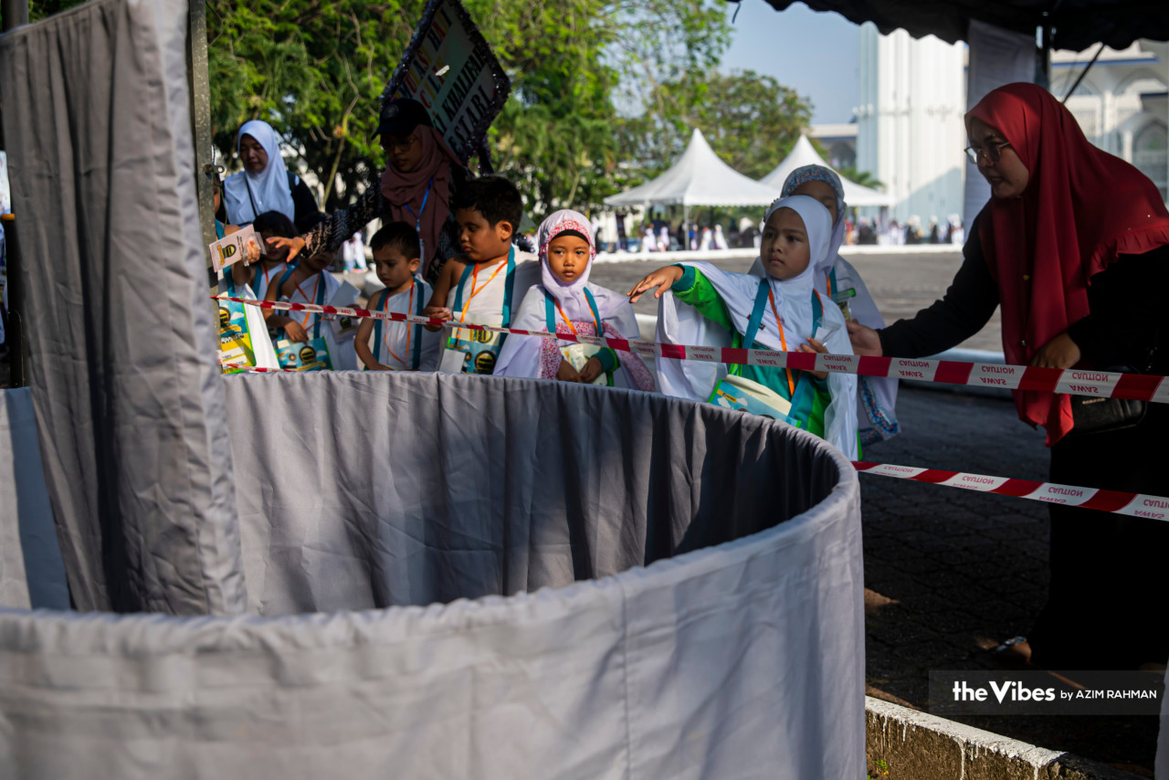Kanak-kanak ini diberikan peluang merasaikan ibadah melontar jamrah.