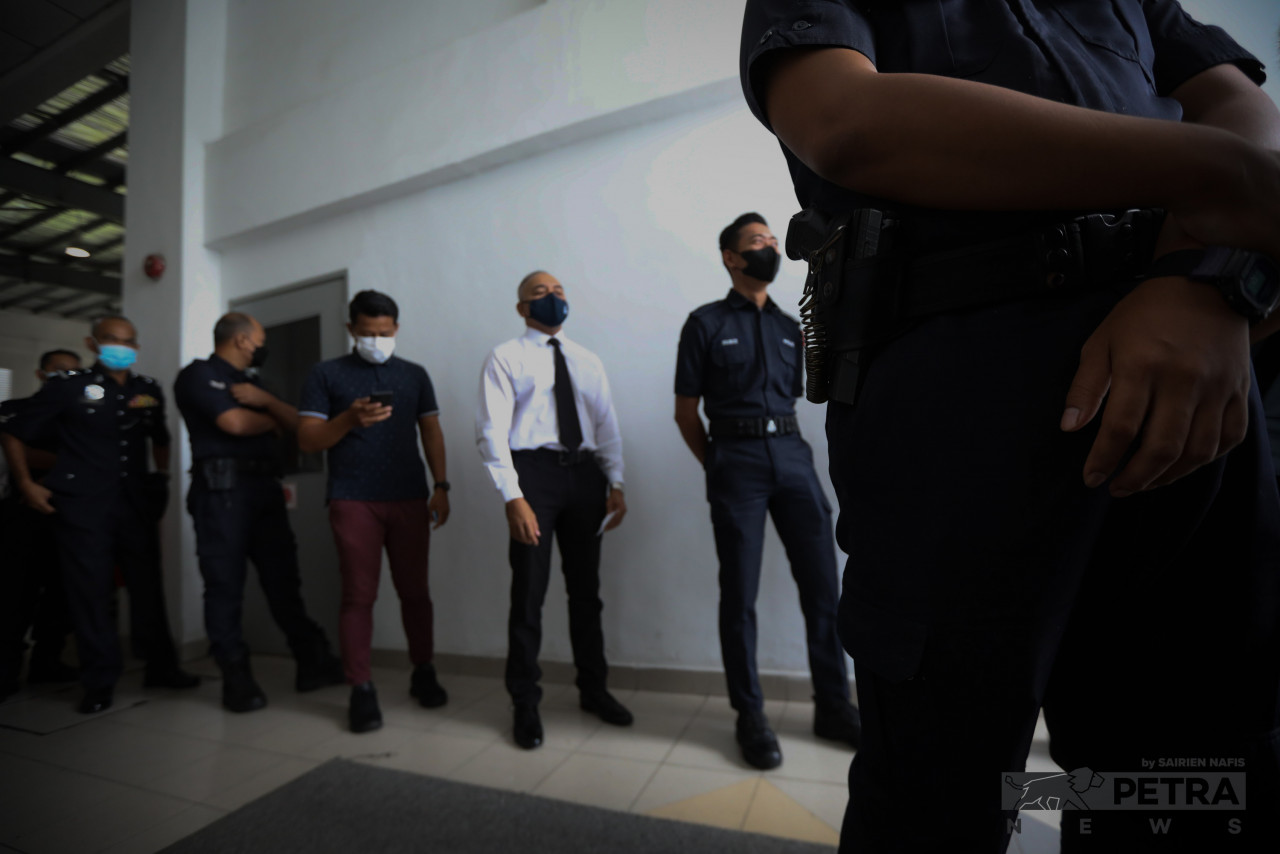 Seramai 224,828 pengundi awal berdaftar terdiri daripada 117,473 anggota tentera dan pasangan serta 107,355 anggota polis serta pasangan melaksanakan tanggungjawab hari ini. 