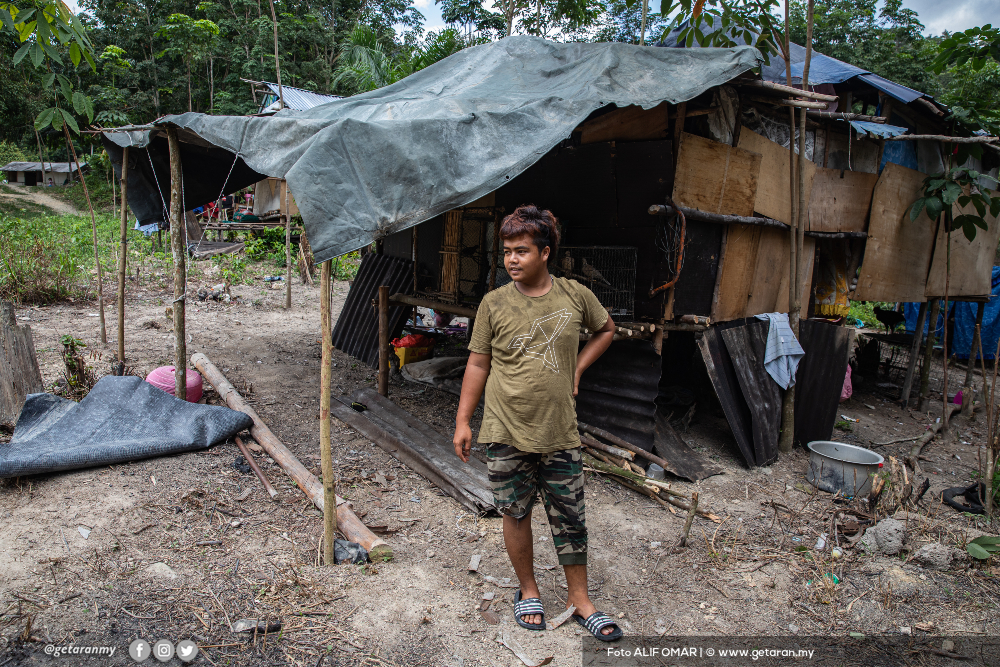 Keadaan rumah yang daif yang didiami penduduk di perkampungan Orang Asli Bukit Gallah.