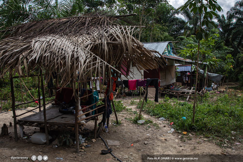 Terdapat kira-kira 42 penduduk yang menetap di perkampungan Orang Asli Bukit Gallah di Lereng Bukit Kristal.