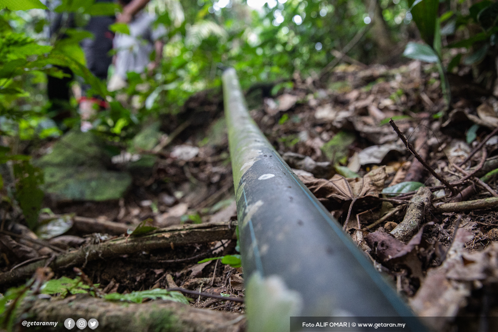 Paip hitam PVC terpaksa disambung dari sungai berdekatan untuk disalurkan ke perkampungan Orang Asli tersebut.