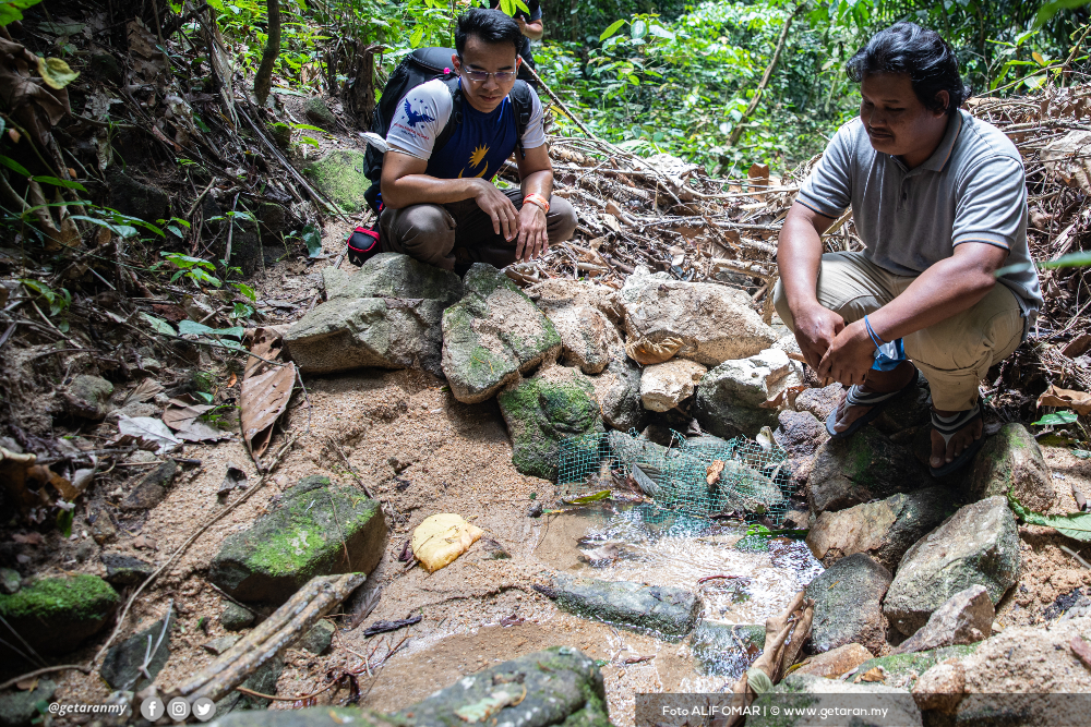 Jika cuaca panas dan kering, air sungai kering, dan apabila keadaan itu berlaku, orang kampung terpaksa keluar ke pekan untuk membeli air bagi kegunaan seharian.