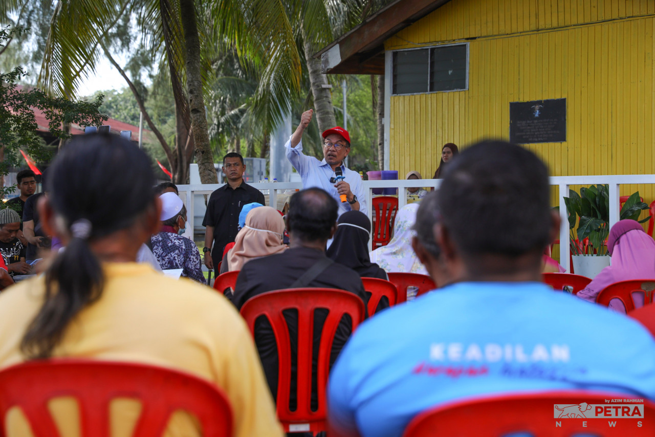 Anwar berkata pendapatan Perdana Menteri dan barisan Kabinet akan diturunkan agar kewangan tersebut mampu disalurkan untuk sosioekonomi rakyat, khususnya kebajikan terhadap golongan miskin.