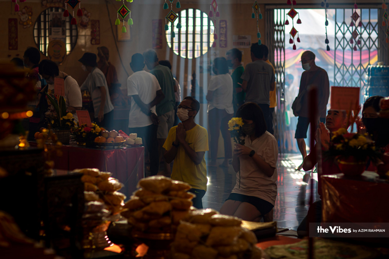Hari Wesak hari ini disambut meriah dalam kalangan penganut agama Buddha dengan sesetengah individu masih mengamalkan langkah pencegahan bagi membendung ancaman COVID-19.