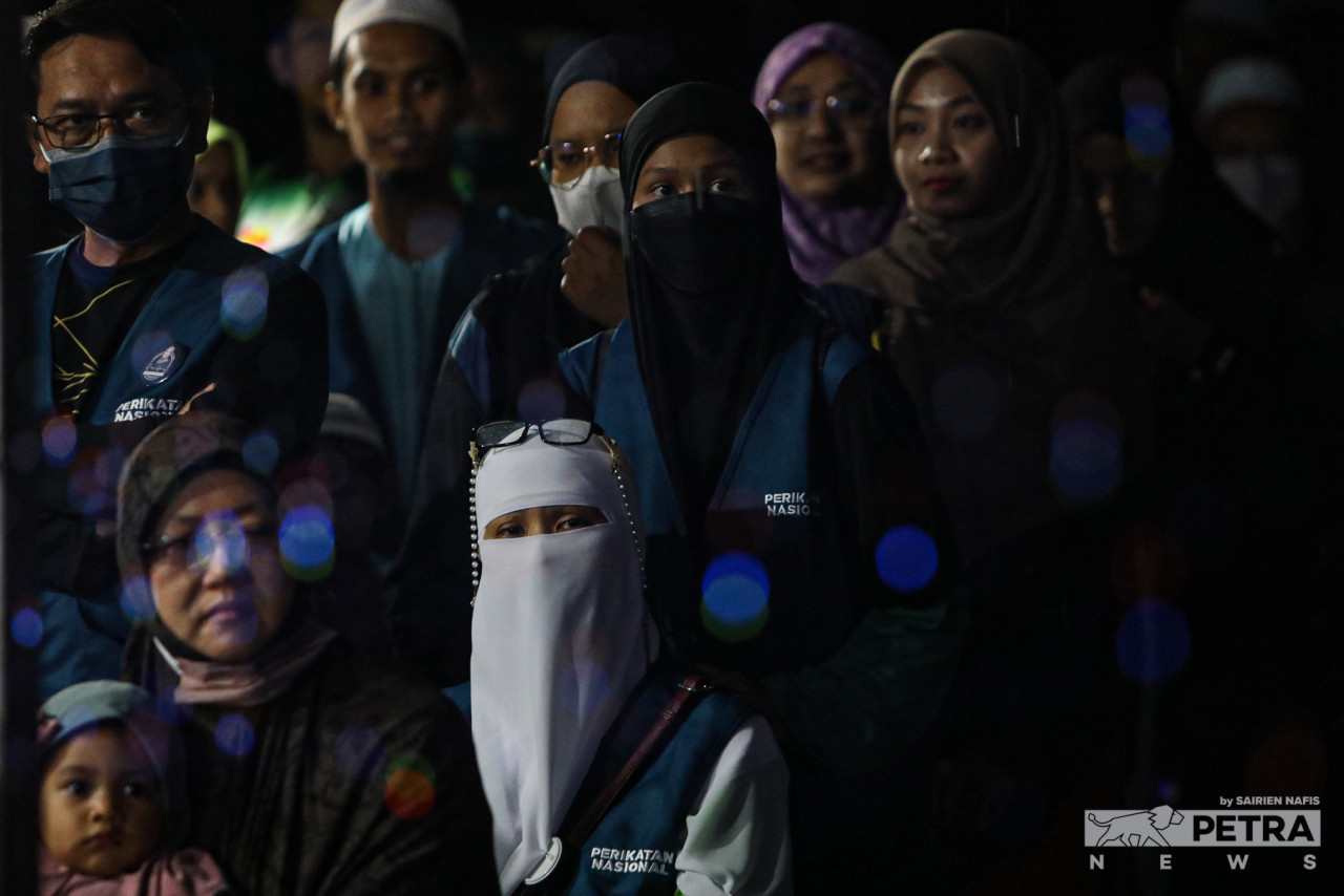 Penyokong PN menghadiri kempen PRU-15 oleh calon yang bertanding di Kampung Kanchong Darat - Gambar oleh Sairien Nafis