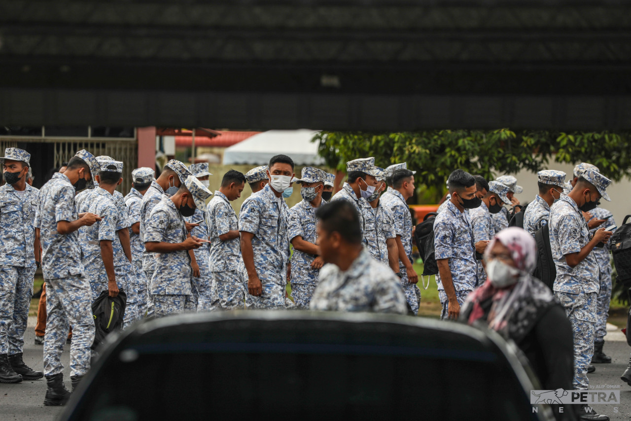 Suasana sekitar proses pembuangan undi awal di SMK Pangkalan TLDM Lumut, Perak.